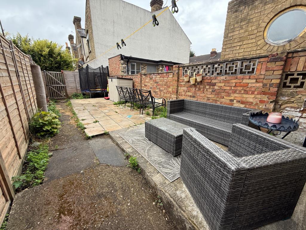 Lot: 44 - MID-TERRACE HOUSE FOR INVESTMENT - Garden to rear